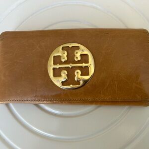 Tory Burch Reva leather Wallet in a tan color.